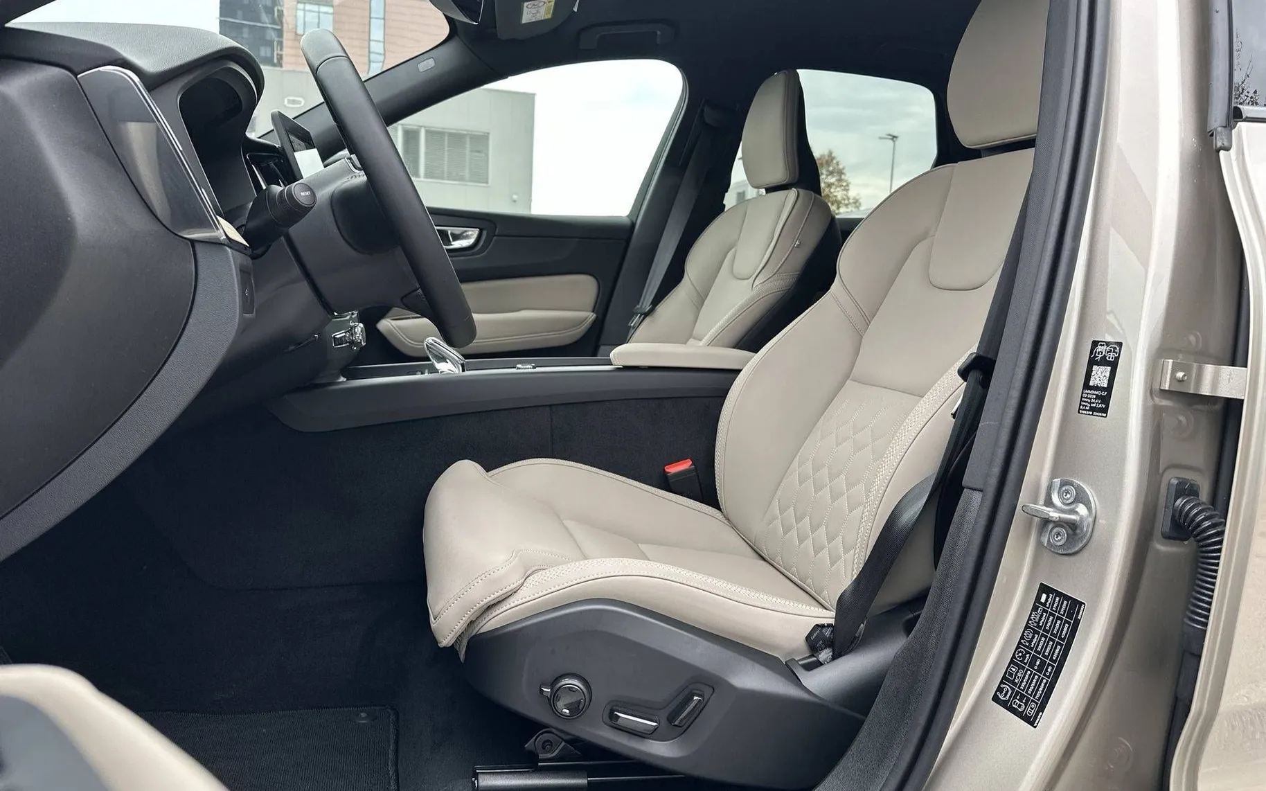 Notranja slika - Volvo XC60 - B5 P AWD Plus Dark Avt. - 10