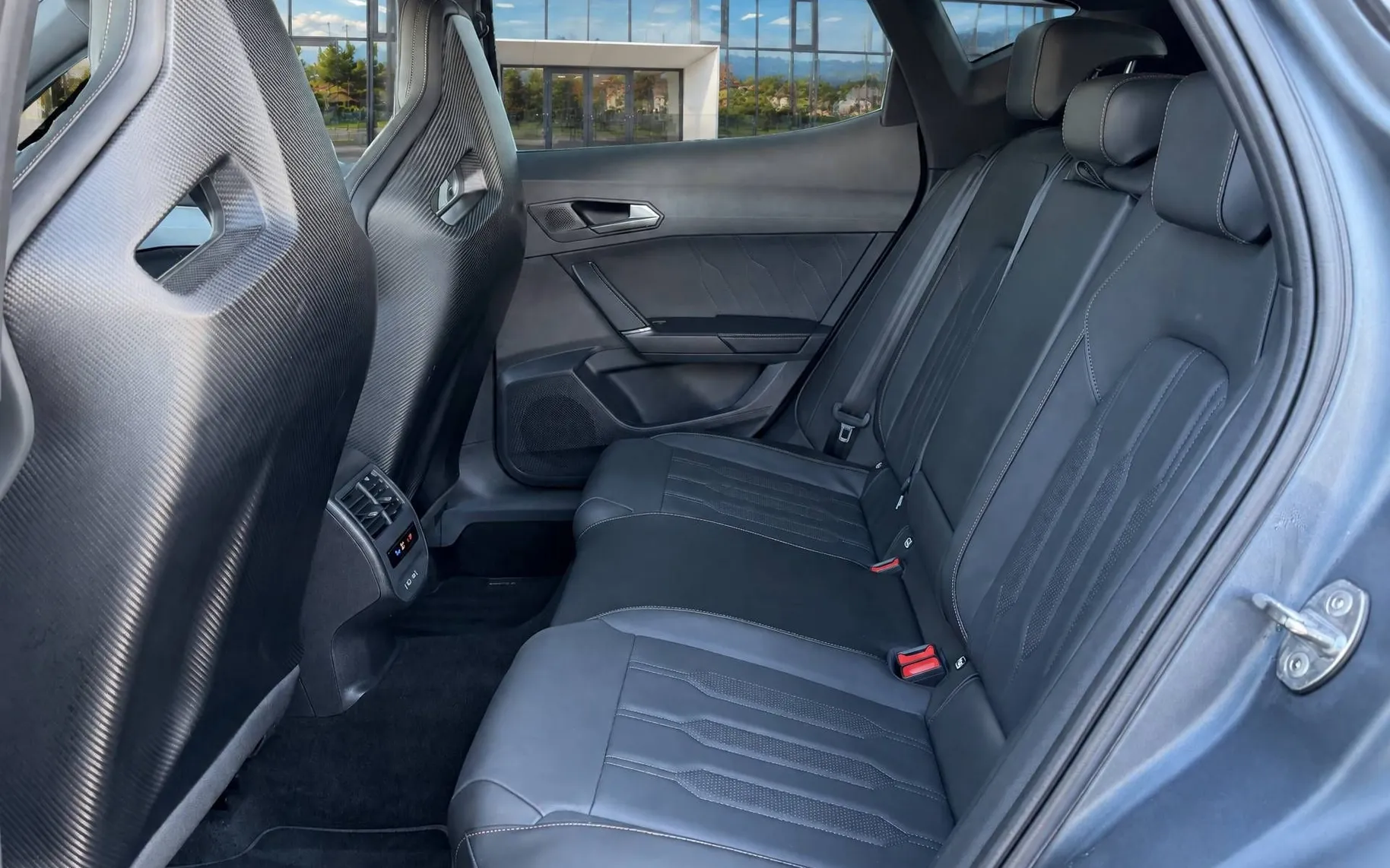 Zunanja slika - Cupra Formentor - 4Drive 2.5 TSI VZ5 DSG-Carbon paket-Mat Siva-20COL - 6