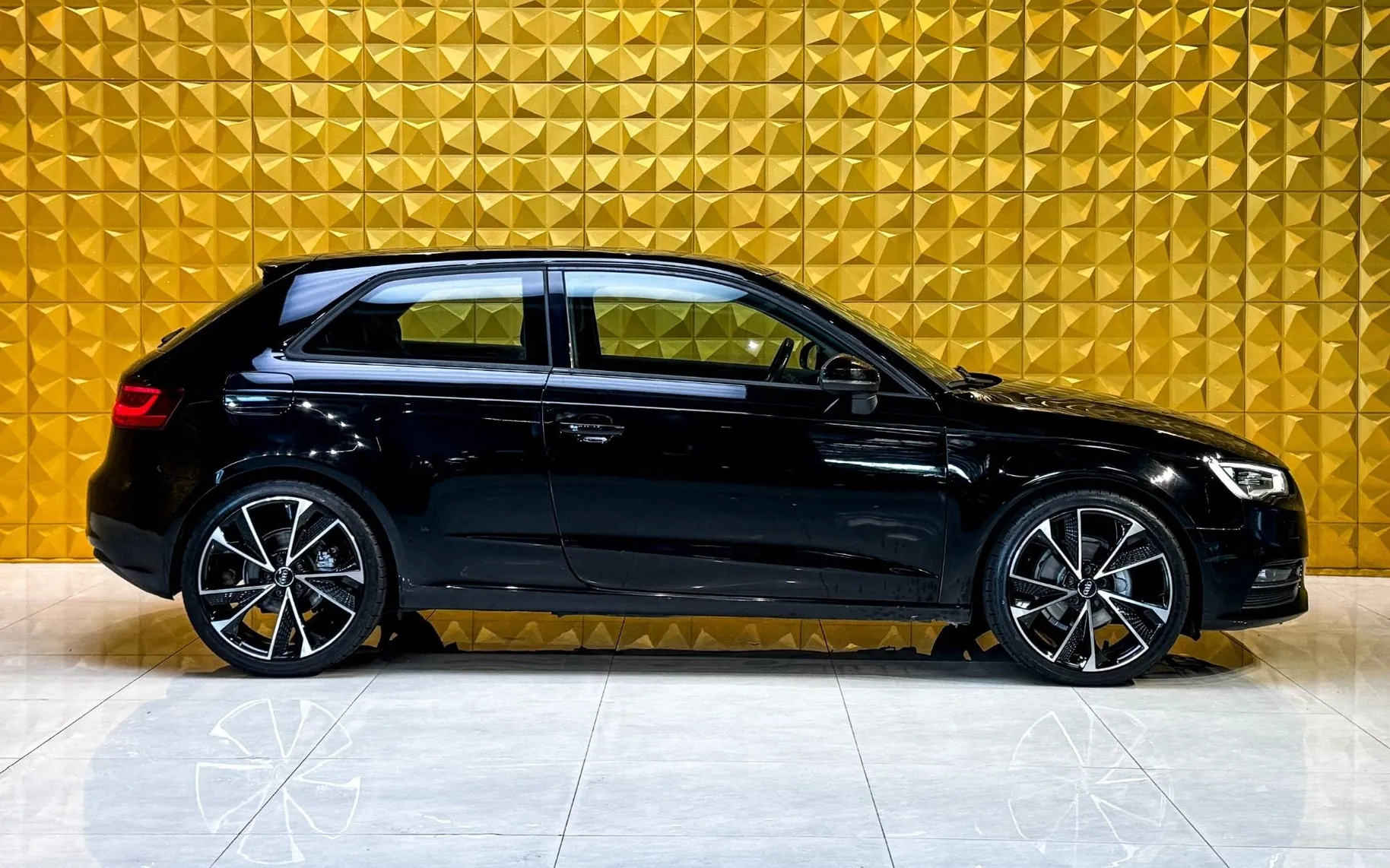 Notranja slika - Audi A3 - 2.0 TDI AUT.-ALCANTARA-TEMP-BI XENON - 12