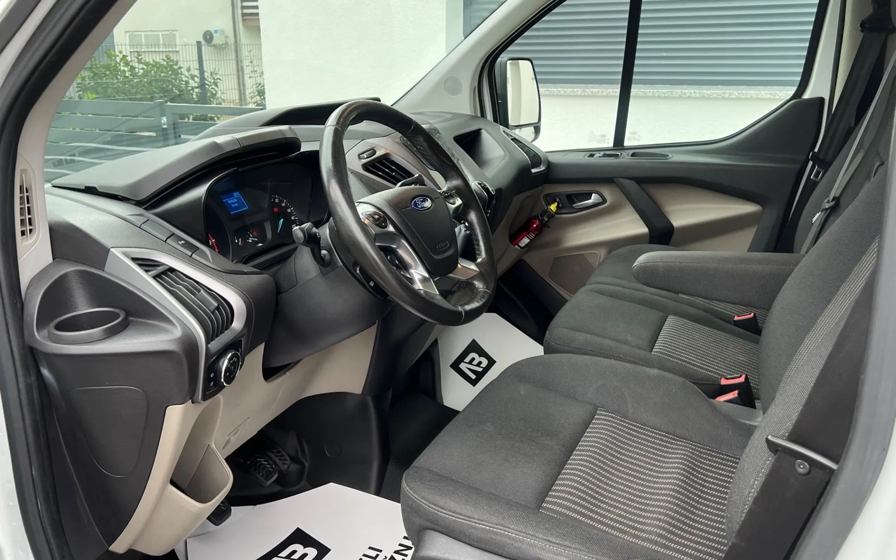 Notranja slika - Ford Transit Custom - 2.0 TDCI+SLO+6SED+KLJUKA+PDC - 11