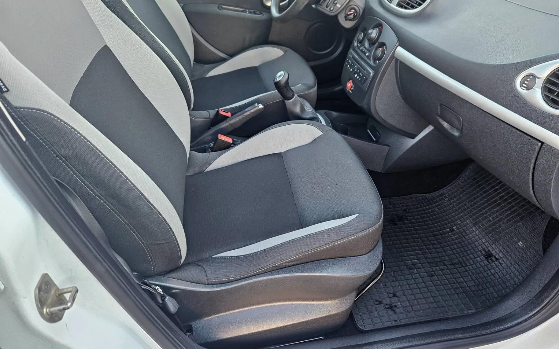 Notranja slika - Renault Clio - 1.2 16V SLO KLIMA - 9