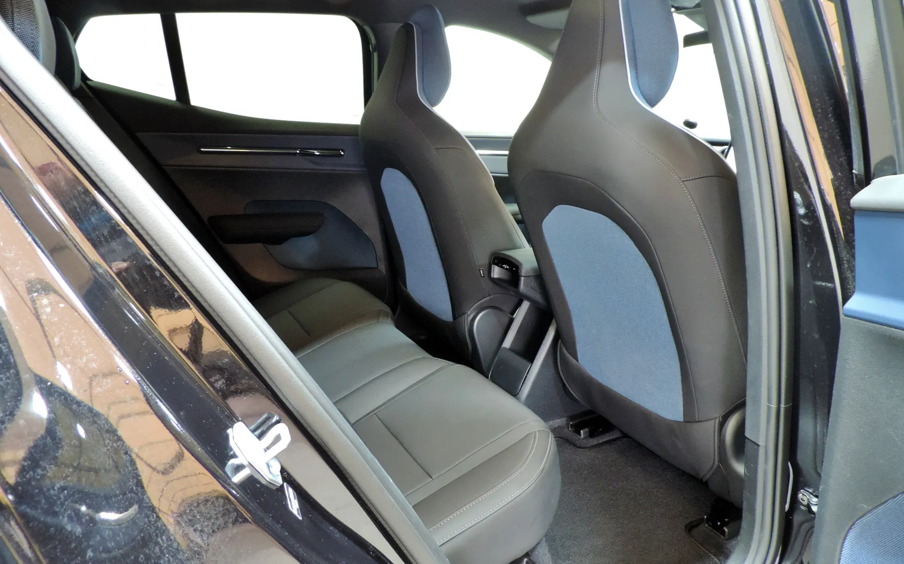 Zunanja slika - Volvo EX30 - Single Motor  51 kWh  Plus - 11