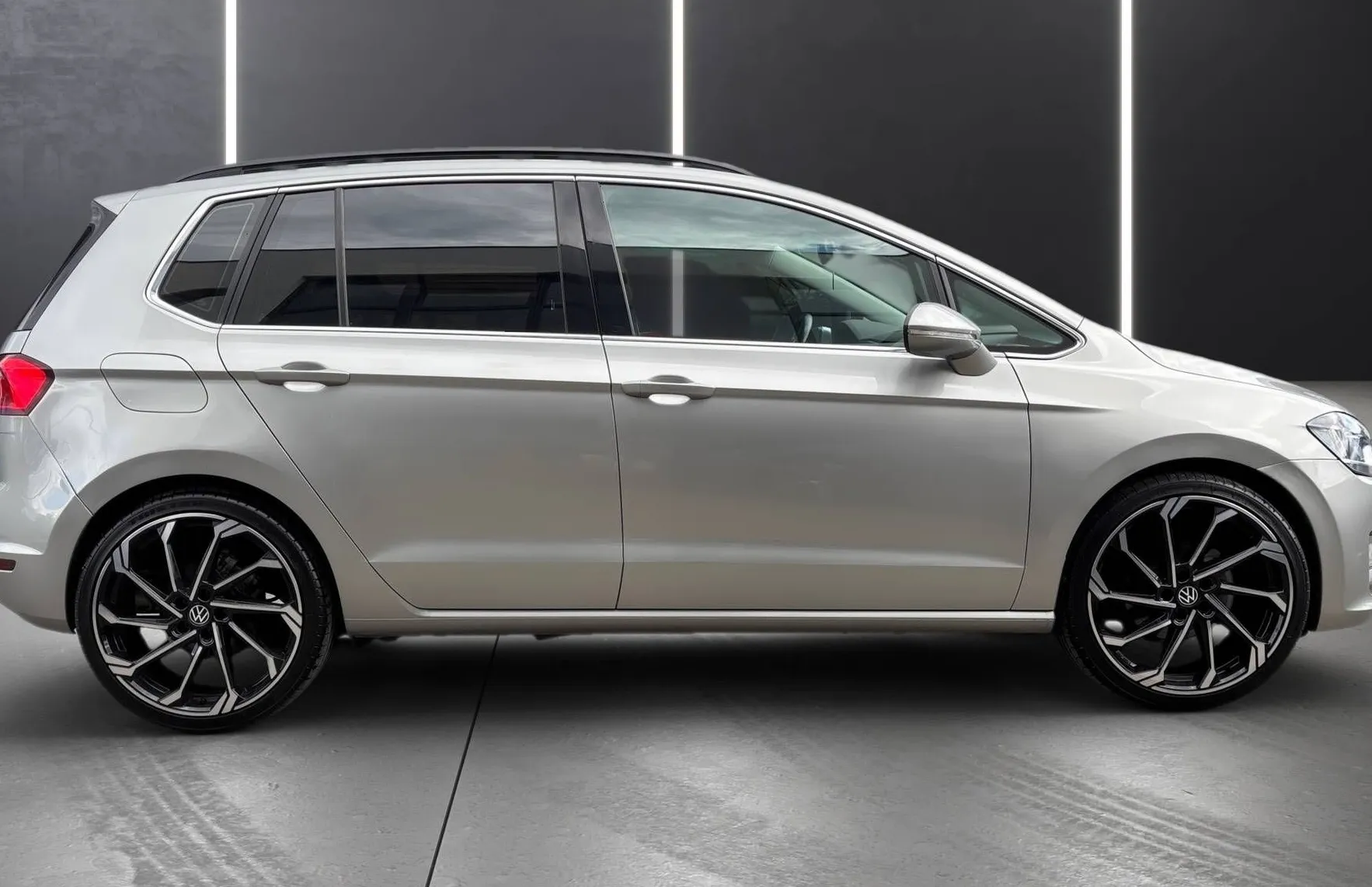 Zunanja slika - VW Golf - Sportsvan 1.6 TDI SLO XENON NAVI 1.LASTNIK PDC KAMERA - 9
