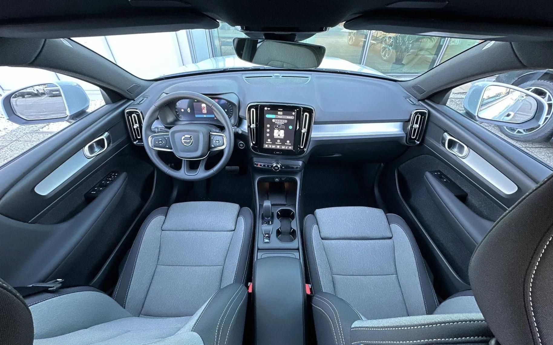 Notranja slika - Volvo XC40 - B3 P Core AT DCT 3 leta garancije + 3 servisi... - 20