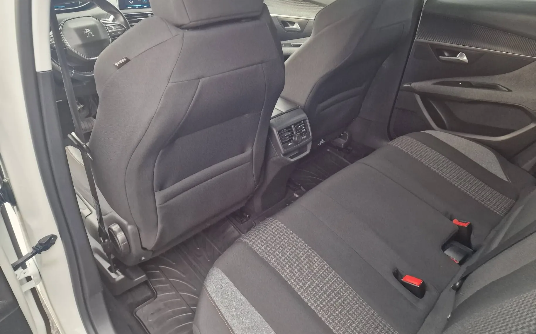 Notranja slika - Peugeot 3008 - 1.5 BlueHDI Avt. OPR. VELIK SERVIS VIRTUAL KAM. - 9