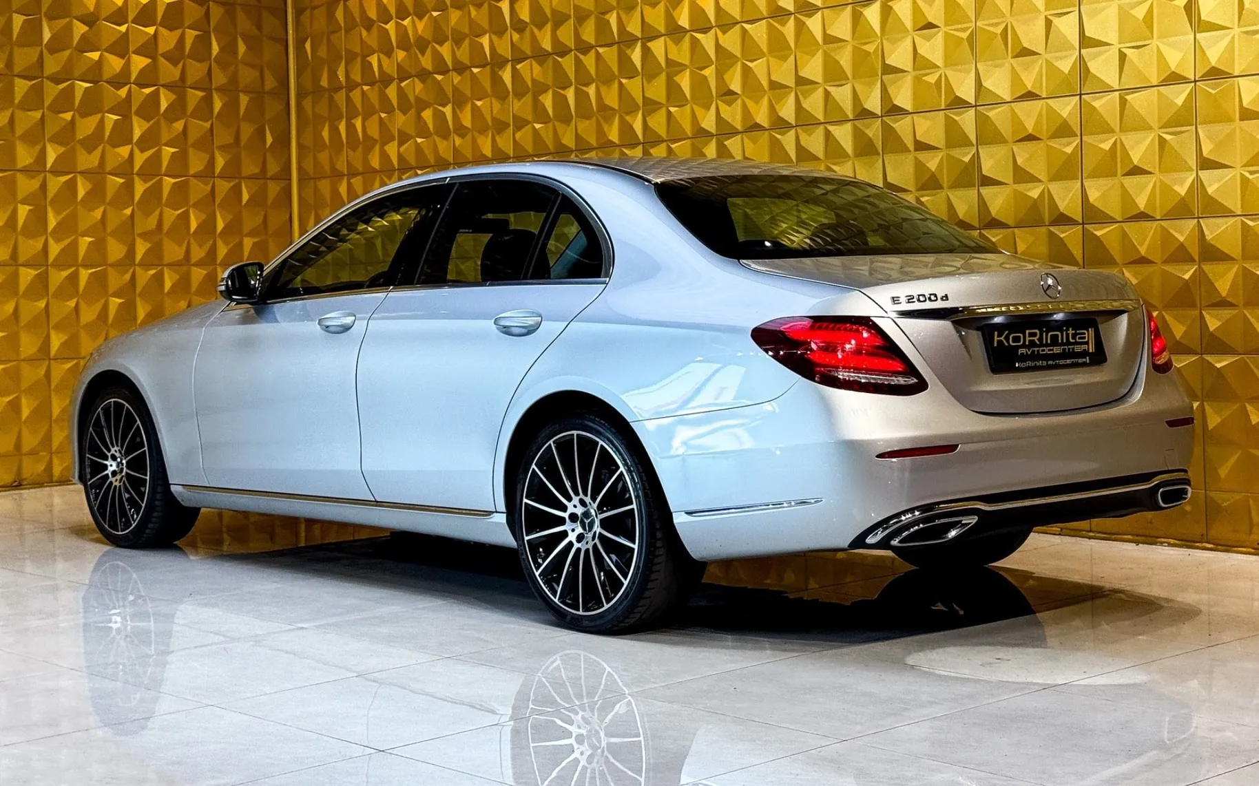 Notranja slika - Mercedes-Benz E-Razred - E200d AUT.-AMBI-NAVI-F1-TEMP-BREZ POLOGA - 7