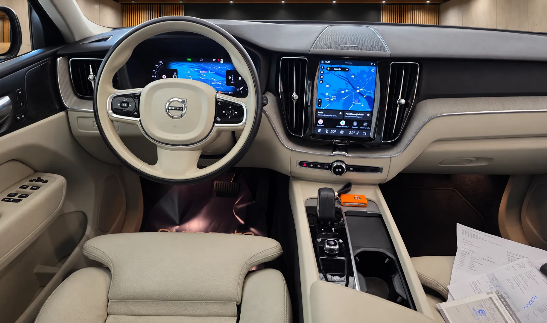 Notranja slika - Volvo XC60 - B4D AWD Plus Dark Avt.1. lastnik. SLO poreklo - 16