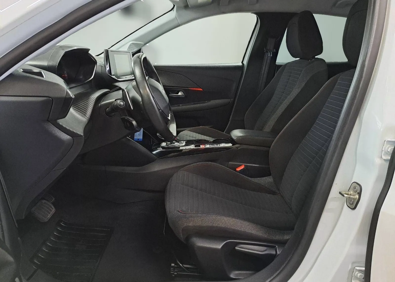 Notranja slika - Peugeot 208 - 1.2 PureTech 100 Avt.-FULL LED-1 LASTNIK-GARANCI.. - 9