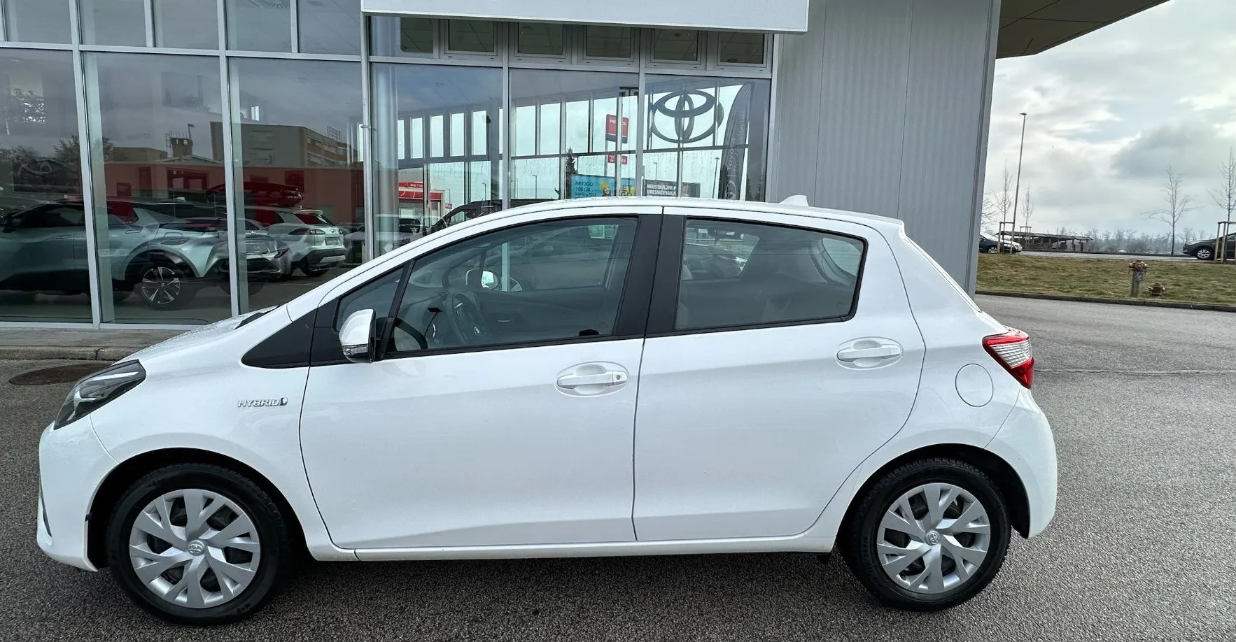 Zunanja slika - Toyota Yaris - Hybrid 1.5 VVT-i Stella Avt. SLO POREKLO - 2
