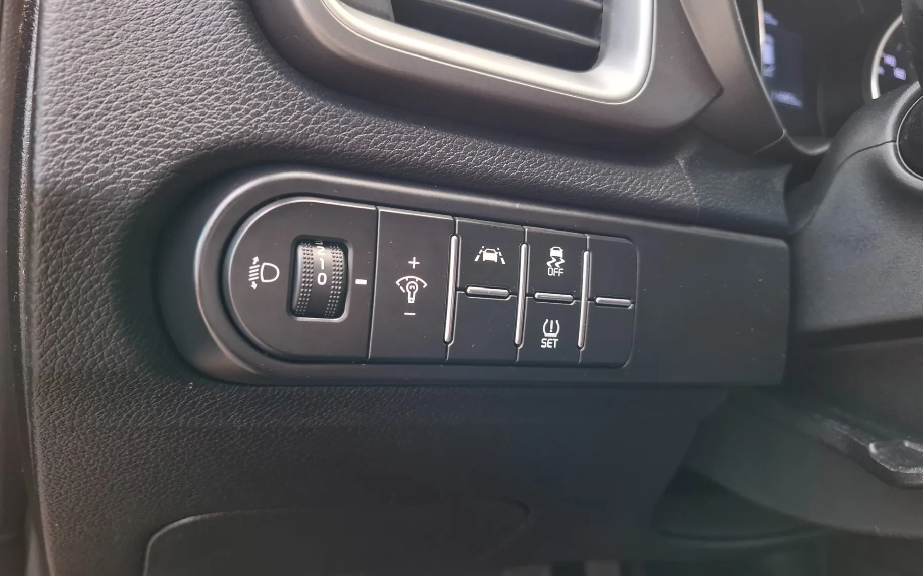 Zunanja slika - KIA XCeed - 1.0 T-GDi - SLOVENSKI - POTRJENA SERVISNA KNJIGA - 14