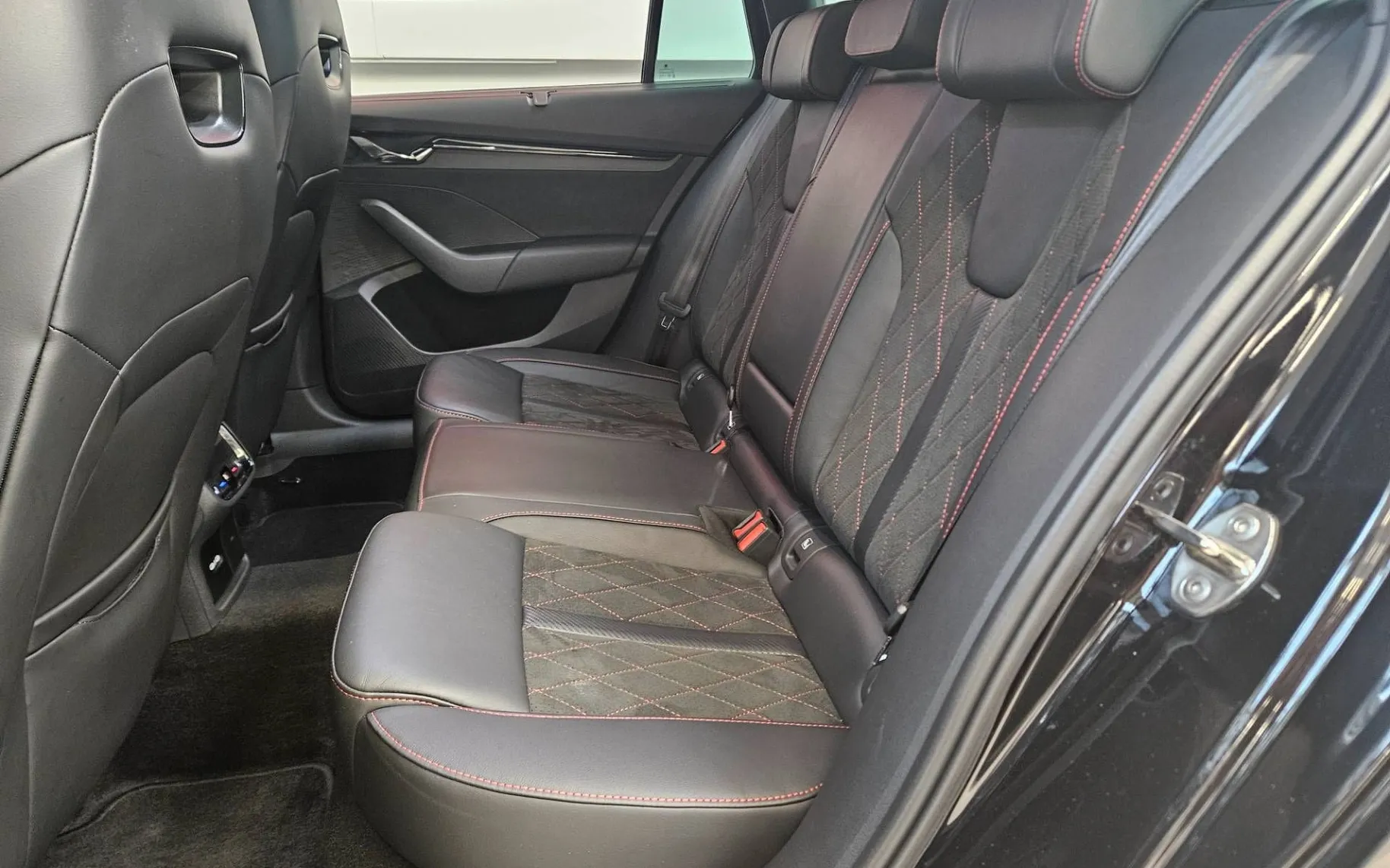 Zunanja slika - Škoda Octavia - Combi 2.0 TDI RS DSG - 6