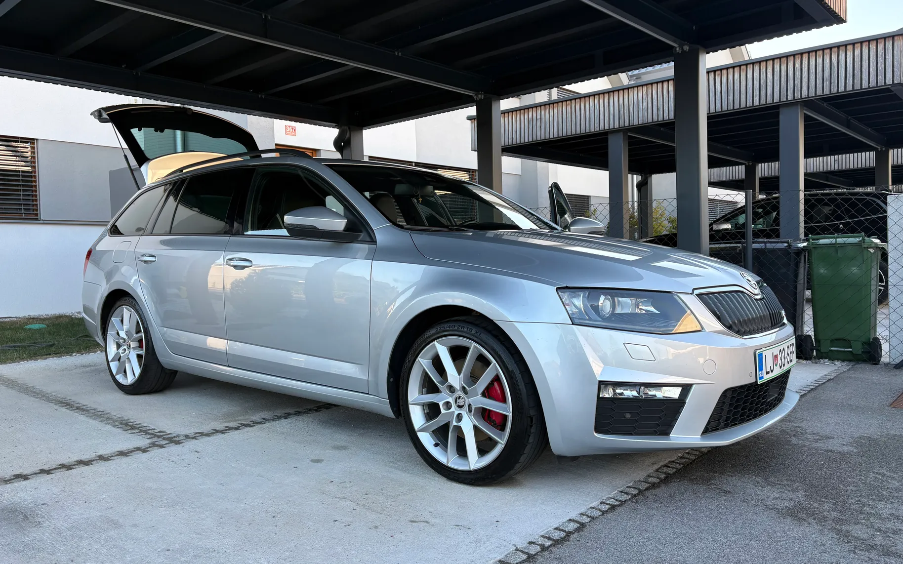 Zunanja slika - Škoda Octavia - Combi 2,0 TDI RS DSG - 2