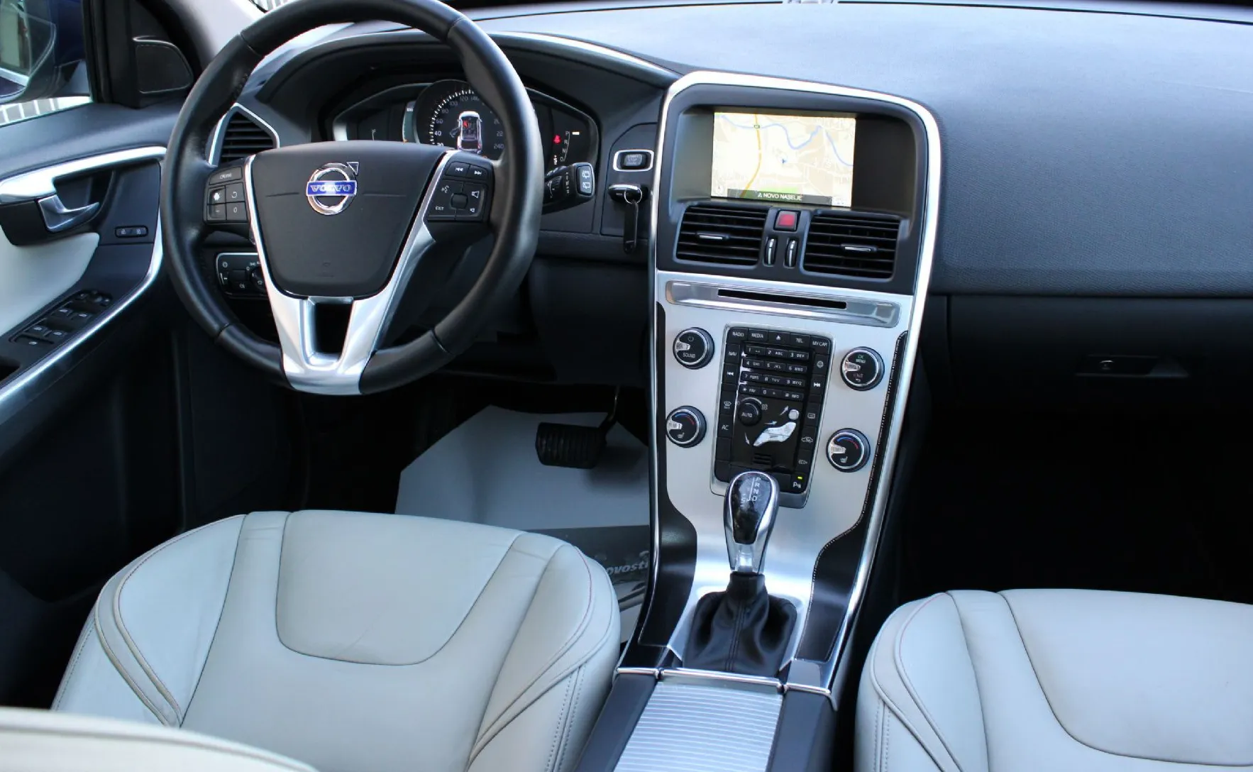 Zunanja slika - Volvo XC60 - D4 AUTO Ocean Race-NAVI-ALU-PDC-GR.SEDEŽEV - 11