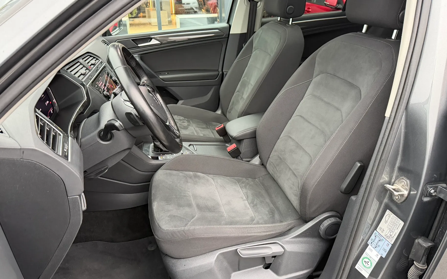 Zunanja slika - Volkswagen Tiguan - 2.0 TSI 4MOTION BMT avt. R-Line Ed.140kW BLACK ED. - 12