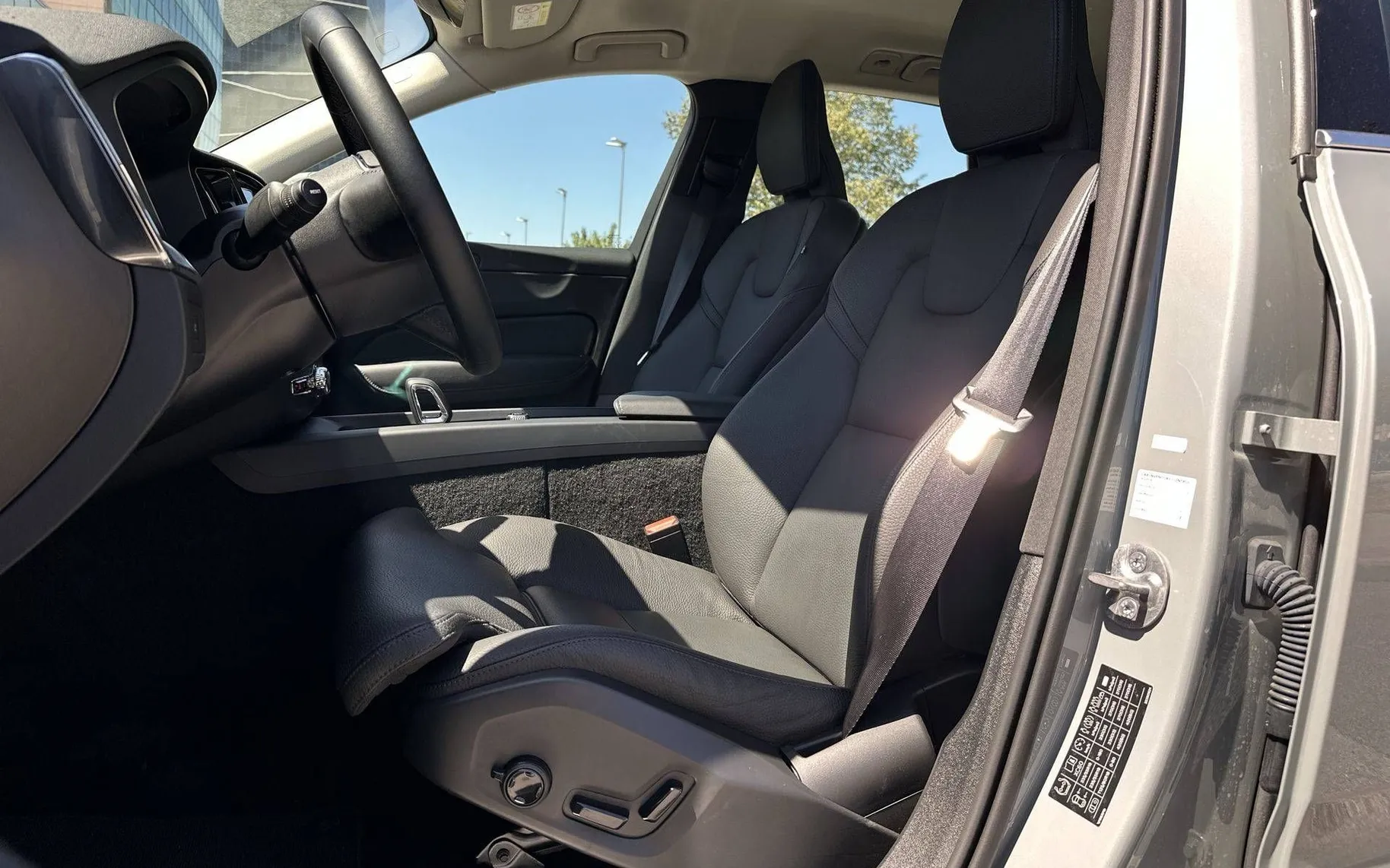 Notranja slika - Volvo XC60 - B5P AWD Core Avt. KAMERA. LED. ACC. BLISS - 10