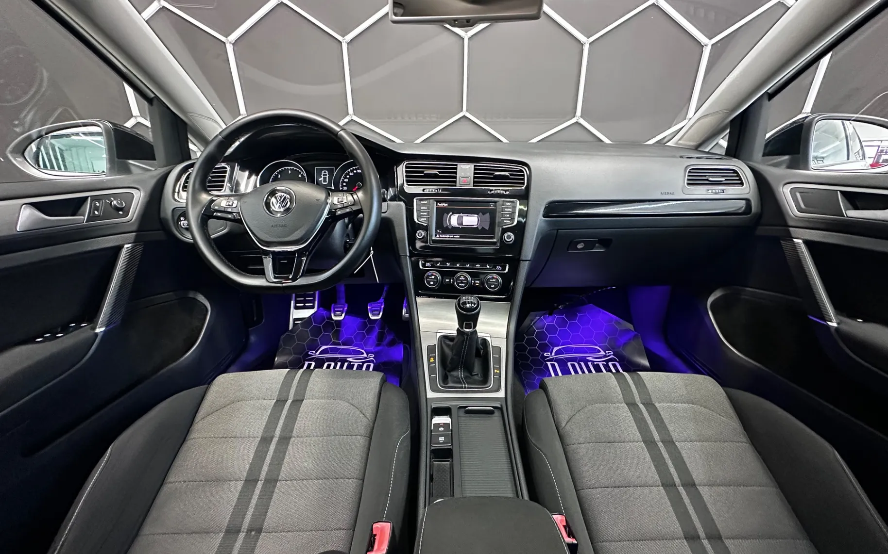 Notranja slika - VW Golf - 2.0 TDI R LINE+PANORAMA+LED+NAVI+GRETJE SEDEZEV - 9