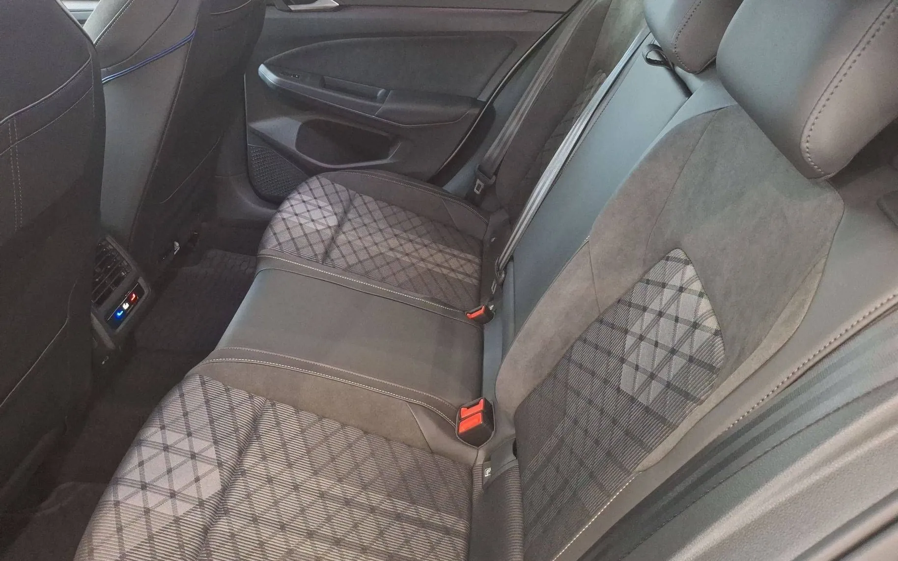 Notranja slika - Volkswagen Golf - 1.5 eTSI BMT 4Joy DSG - 11