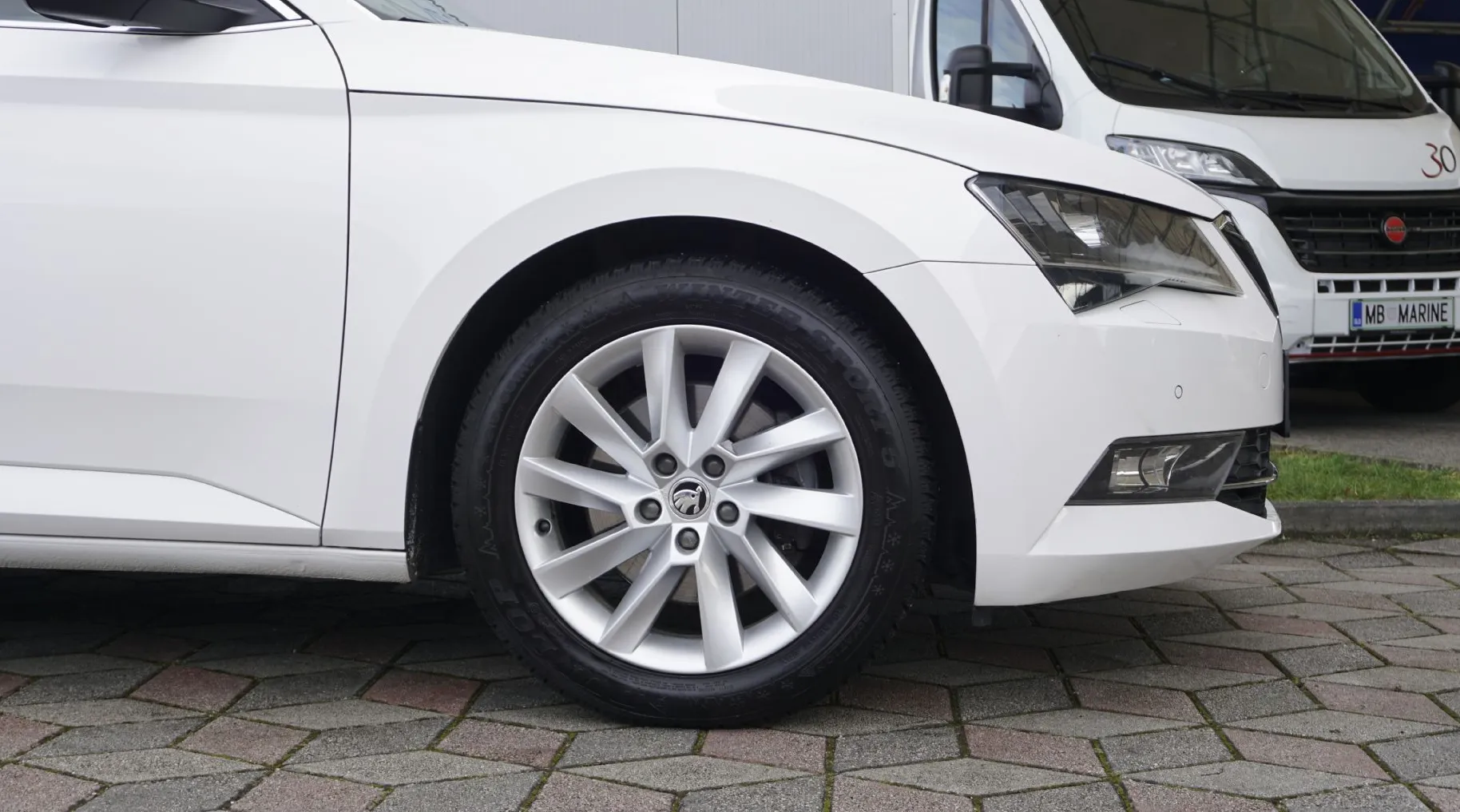 Zunanja slika - Škoda Superb - 2.0 TDI Style Combi  110 kW+Xenon+Memory+ACC+Kamer - 15