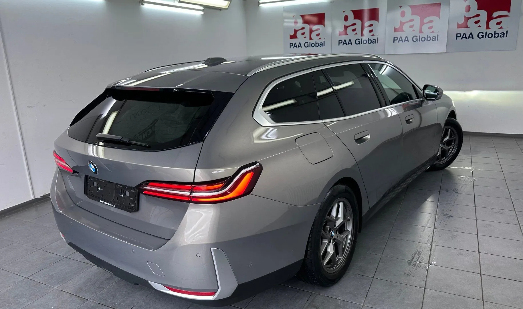 Zunanja slika - BMW Serija 5 - 520i NEMŠKI+4ALU.KAMERA.KLJUKA.ACC.USNJE.51.000 KM - 1