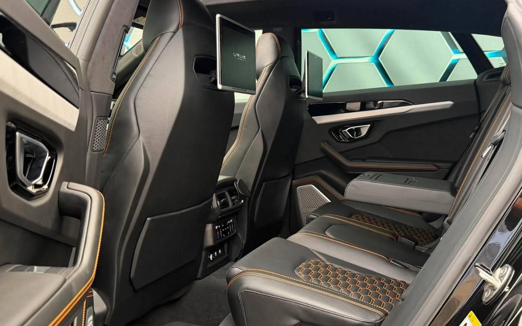 Notranja slika - Lamborghini Urus - CITURA•23 COL•SOFT•ZRAČNO•3D BANG•PANO•VIRTUAL•F1• - 10