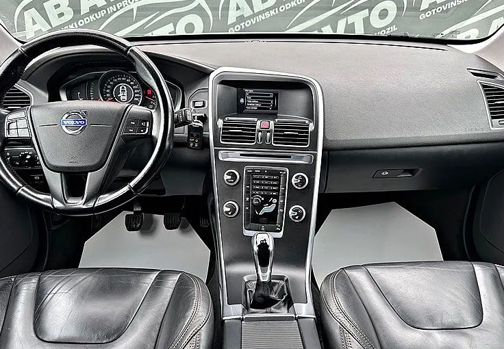Zunanja slika - Volvo XC60 - D4 R-Design Momentum+133KW+ALU+XENON+USNJE+UGODNO - 9