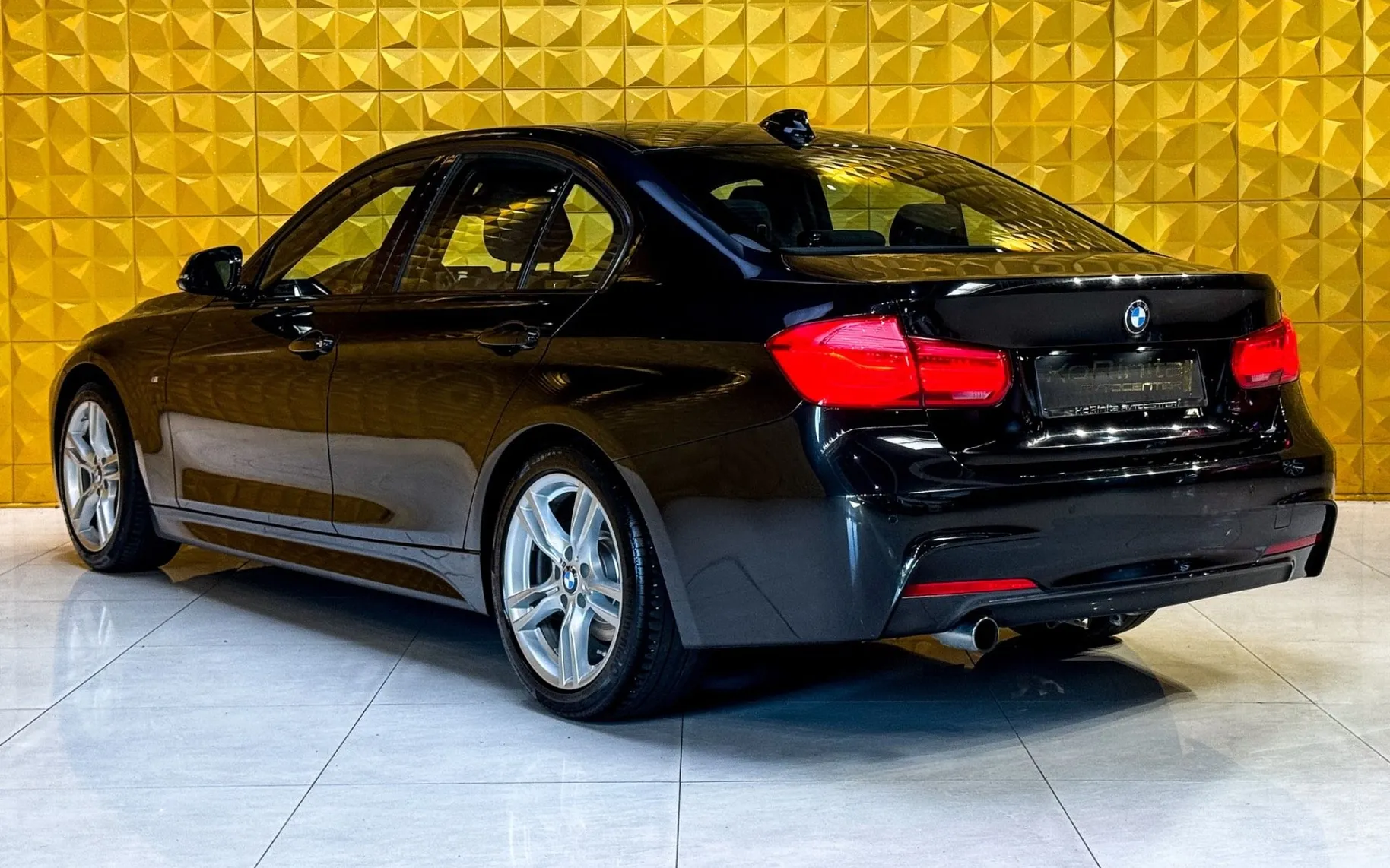 Notranja slika - BMW serija 3: - 316d M Sport - NAV-TEMP-ALCANTARA-GRETJE SEDEŽEV - 9