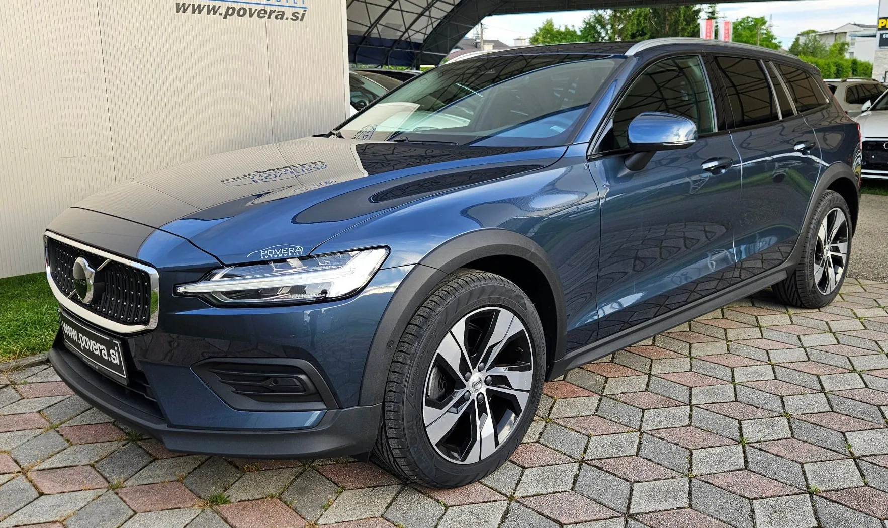 Zunanja slika - Volvo V60 Cross Country - B4 AWD Pro +ACC+Memory+18 Col+Gretje+12.mes.jam - 3