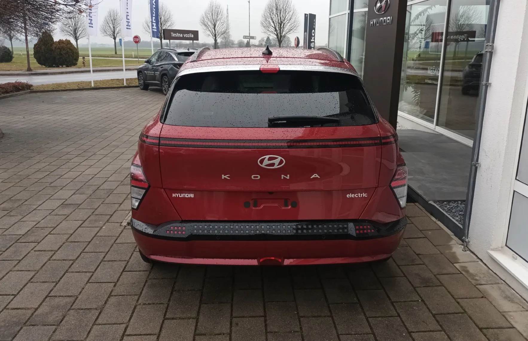 Zunanja slika - Hyundai Kona - BEV 48KWH PREMIUM   WINTER I.TOP.ČRP...... - 5