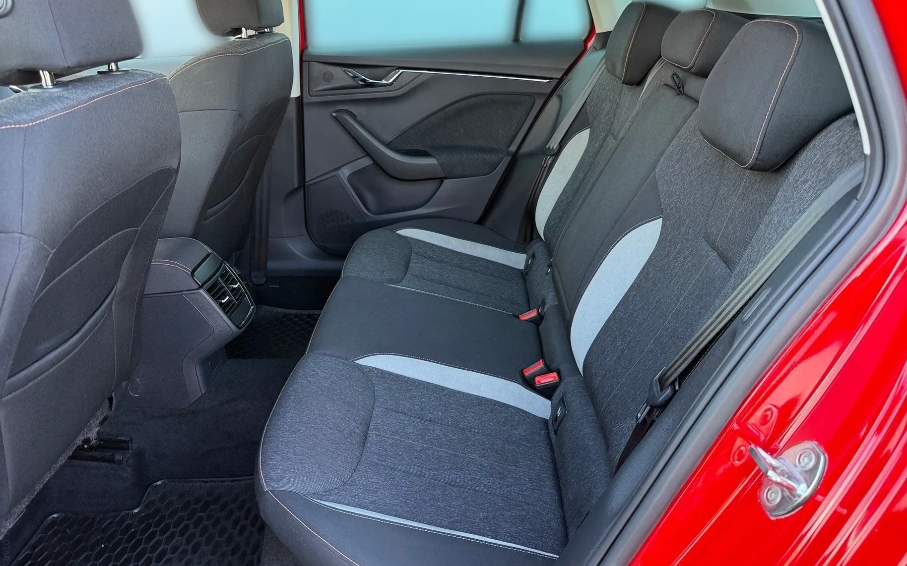 Notranja slika - Škoda Kamiq - 1.5 TSI Style-SLO-Full LED-Vlečna kljuka-AppConnec - 11