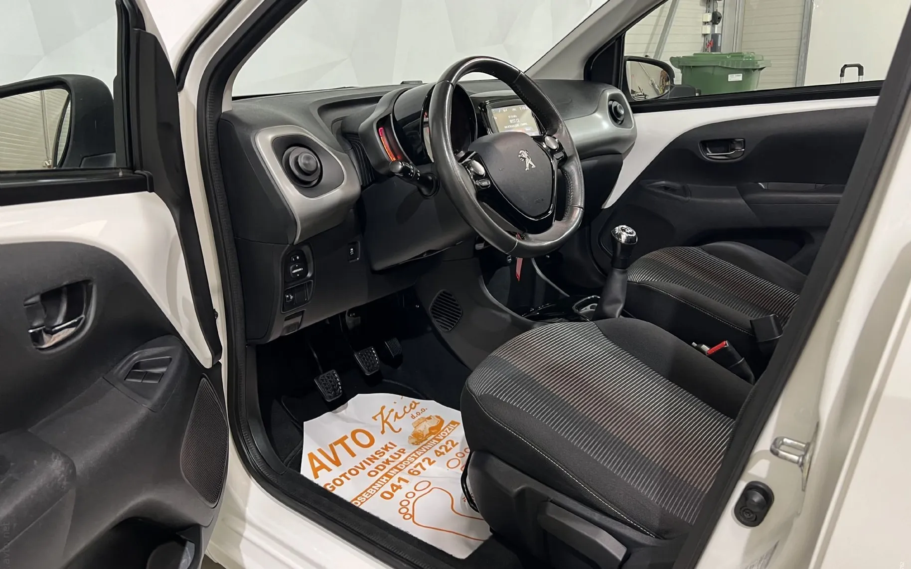 Notranja slika - Peugeot 108 - 1.2-CABRIO-TEMPOMAT-LED-KAMERA-ALU-ODLIČEN... - 9