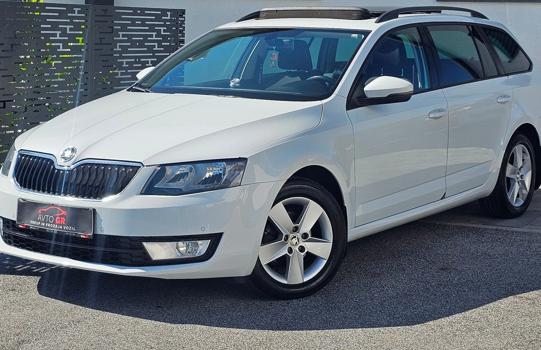 Zunanja slika - Škoda Octavia - Combi 1.6 TDI -PANORAMA-KAMERA-PDC-ODLIČNA-KREDIT - 12