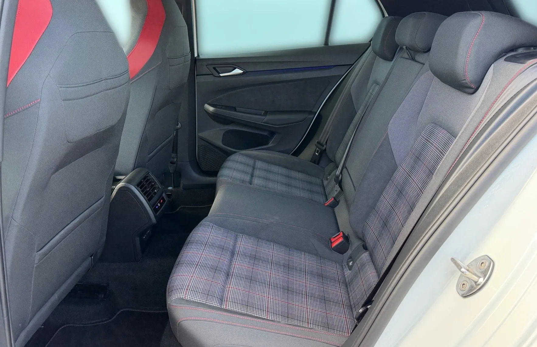 Zunanja slika - VW Golf - 2.0 TSI GTI DSG-12.700km-AppConnect-Amb.osvetlitev - 11