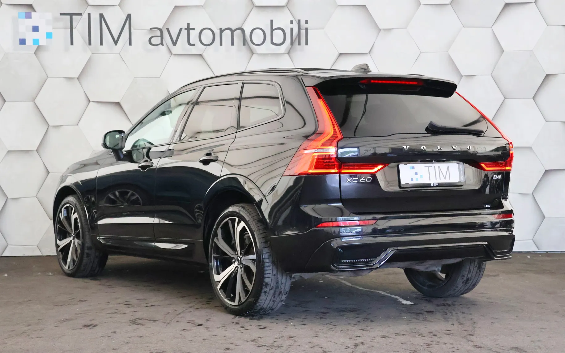 Zunanja slika - Volvo XC60 - B4D AWD Geartronic R-Design DARK Plus 197KM - 4