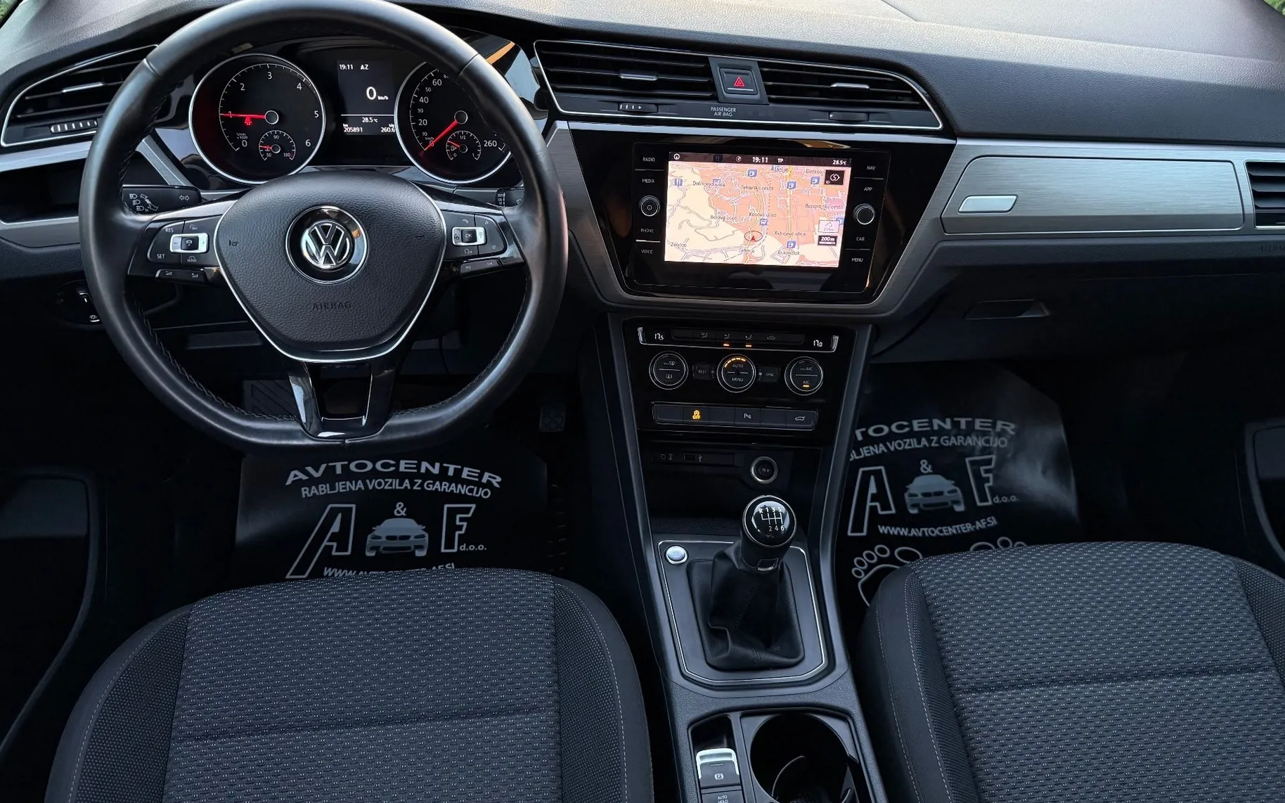 Notranja slika - Volkswagen Touran - 2.0 TDI-H LINE-FUL LED-LIZING ZA TUJCE-KEYLES- - 10