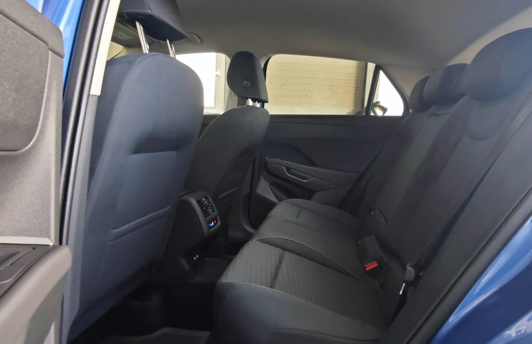 Zunanja slika - Volkswagen T-Roc - 1.5 eTSI Life DSG 110  150  ||OGROMNO OPREME||... - 12