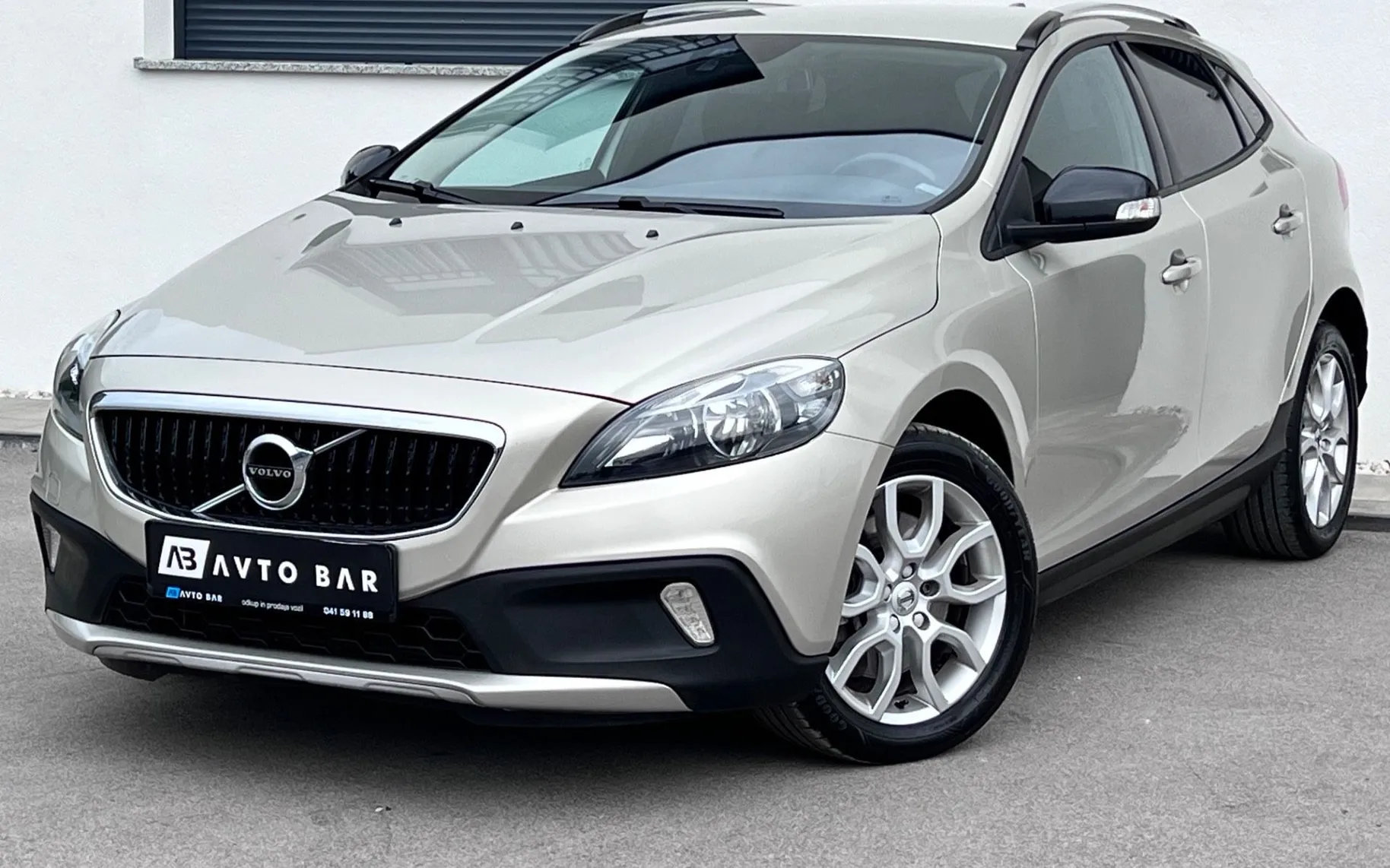 Zunanja slika - Volvo V40 Cross Country - 2.0TD+NAV+VIRTUAL+PDC+ALU... - 1