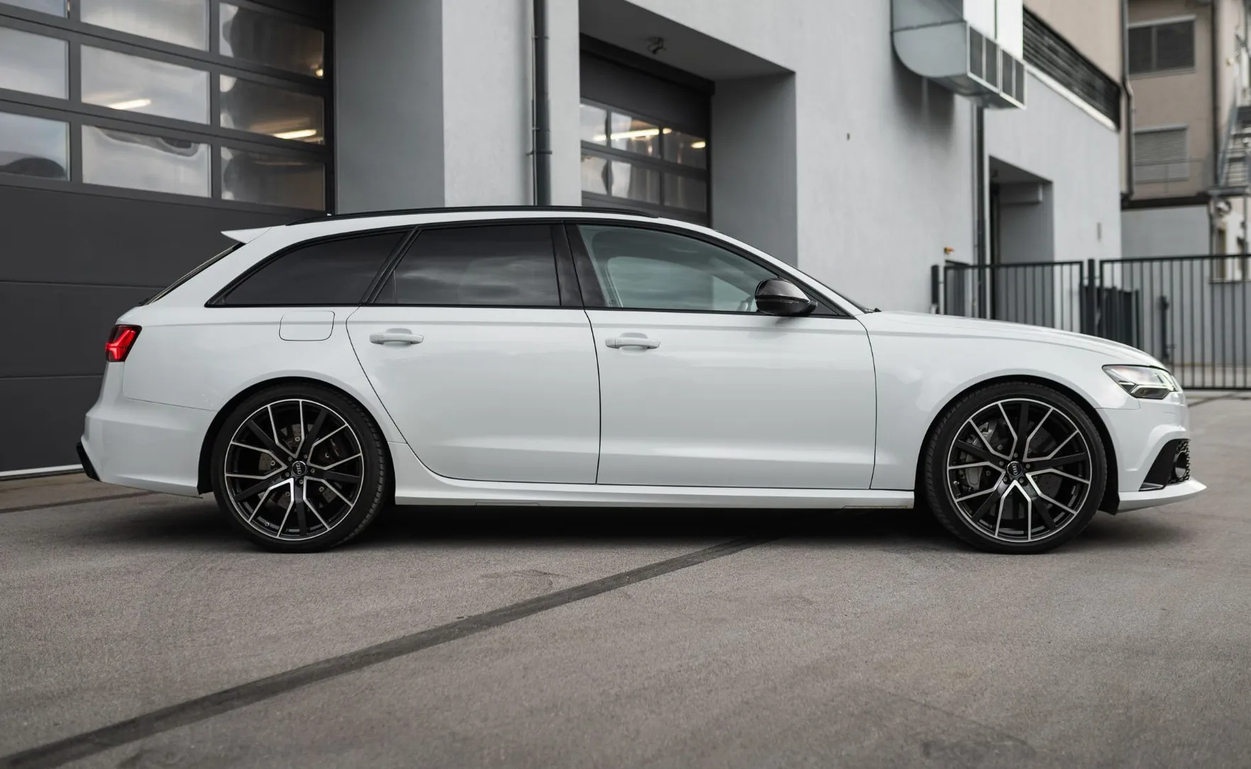 Zunanja slika - Audi RS6  - Avant PERFORMANCE KERAMIČNE ZAVORE DRC MATRIX ACC 360 BO - 4