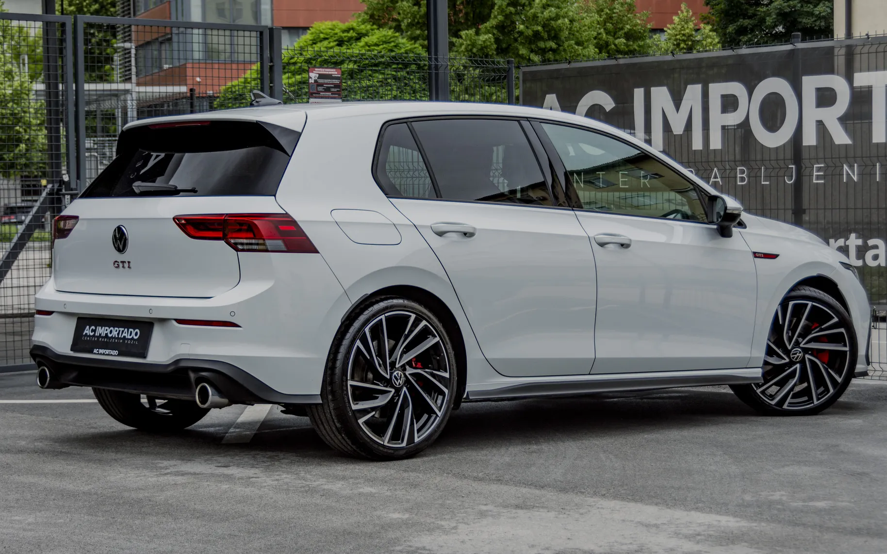 Zunanja slika - Volkswagen Golf - 2.0 TSI GTI-LED-ACC-H-K-HLAJ-MEM-KAM-19C - 5