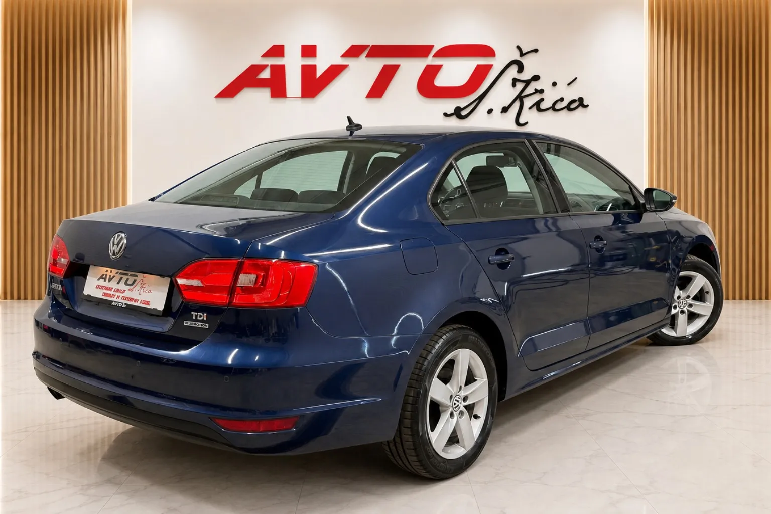 Zunanja slika - Volkswagen Jetta - 1.6 TDI-TEMPOMAT-LIMO-PDC-SERVISNA-KNJ-ODLIČNA - 6