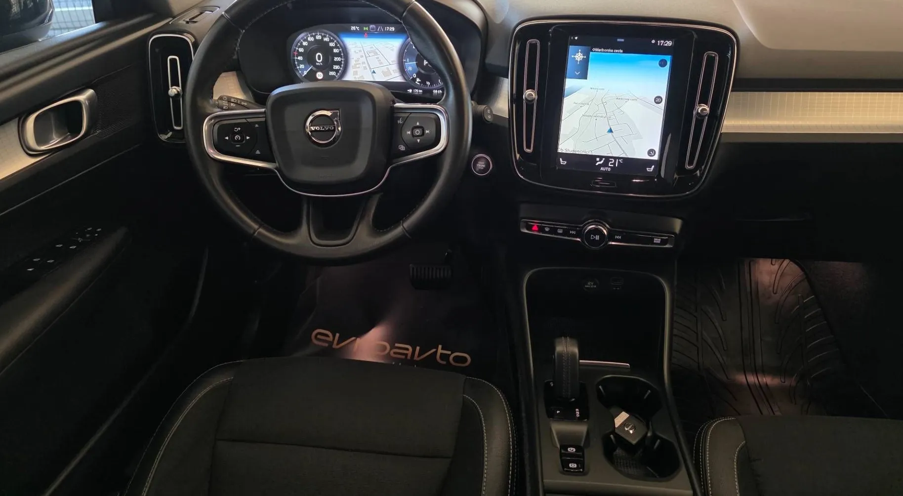 Notranja slika - Volvo XC40 - D3 Momentum Avt.Radarski temp.  ACC -Kamera - 10