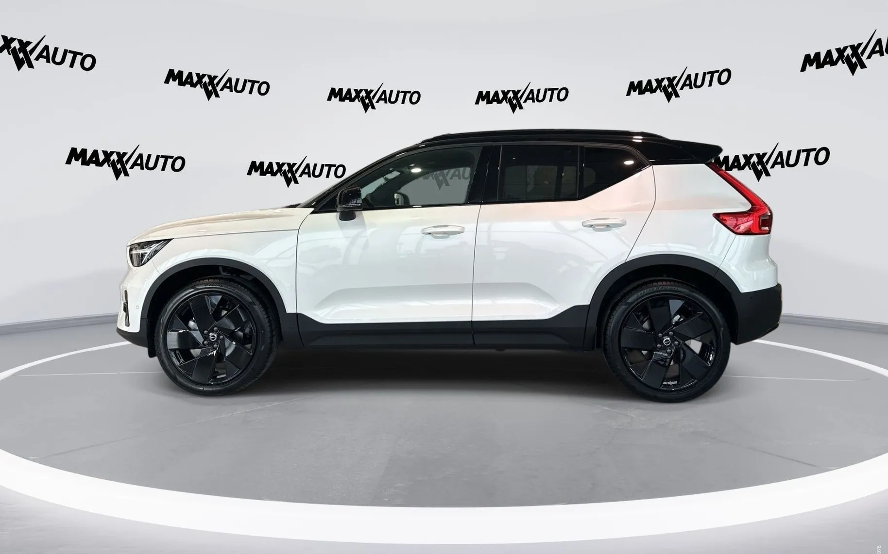 Zunanja slika - Volvo XC40 - B4 P Ultra Black Edition 3 leta garancije + 3 se.. - 3