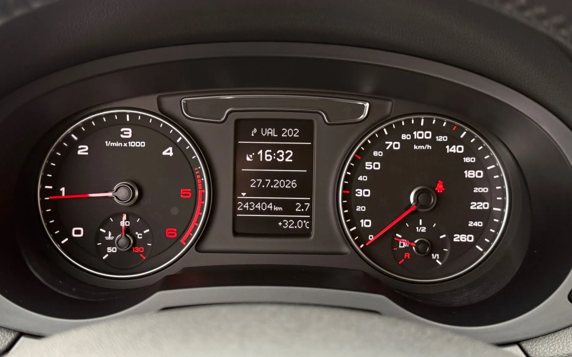 Notranja slika - Audi Q3 - 2.0 TDI-S LINE-XENON+LED-LIZING ZA TUJCE-NAVI-... - 12