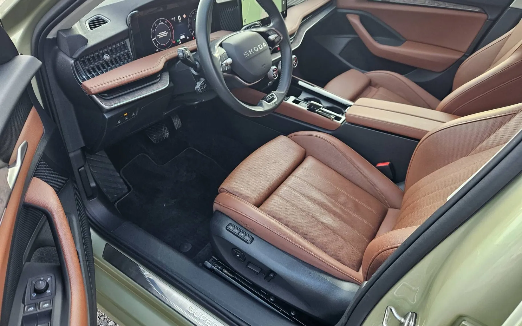 Notranja slika - Škoda Superb - Combi 4x4 2.0 TDI L K DSG CANTON HLAJENJE SED. 3.. - 8