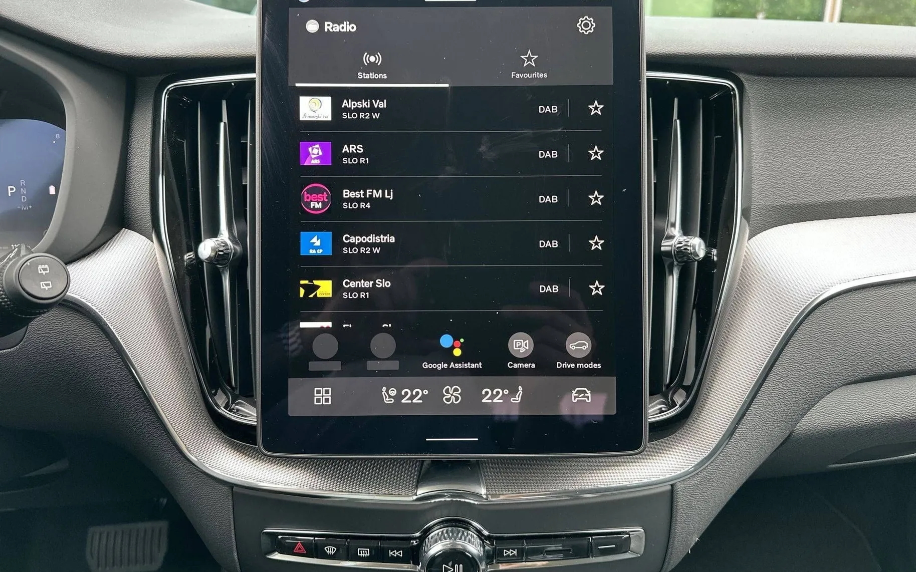 Notranja slika - Volvo XC60 - B5  P  Core AT AWD 3 leta garancije + 3 servisi... - 16