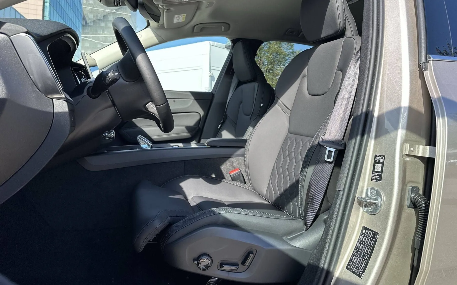 Notranja slika - Volvo XC60 - B5 AWD MILD HYBRID PETROL PLUS BRIGHT - 10