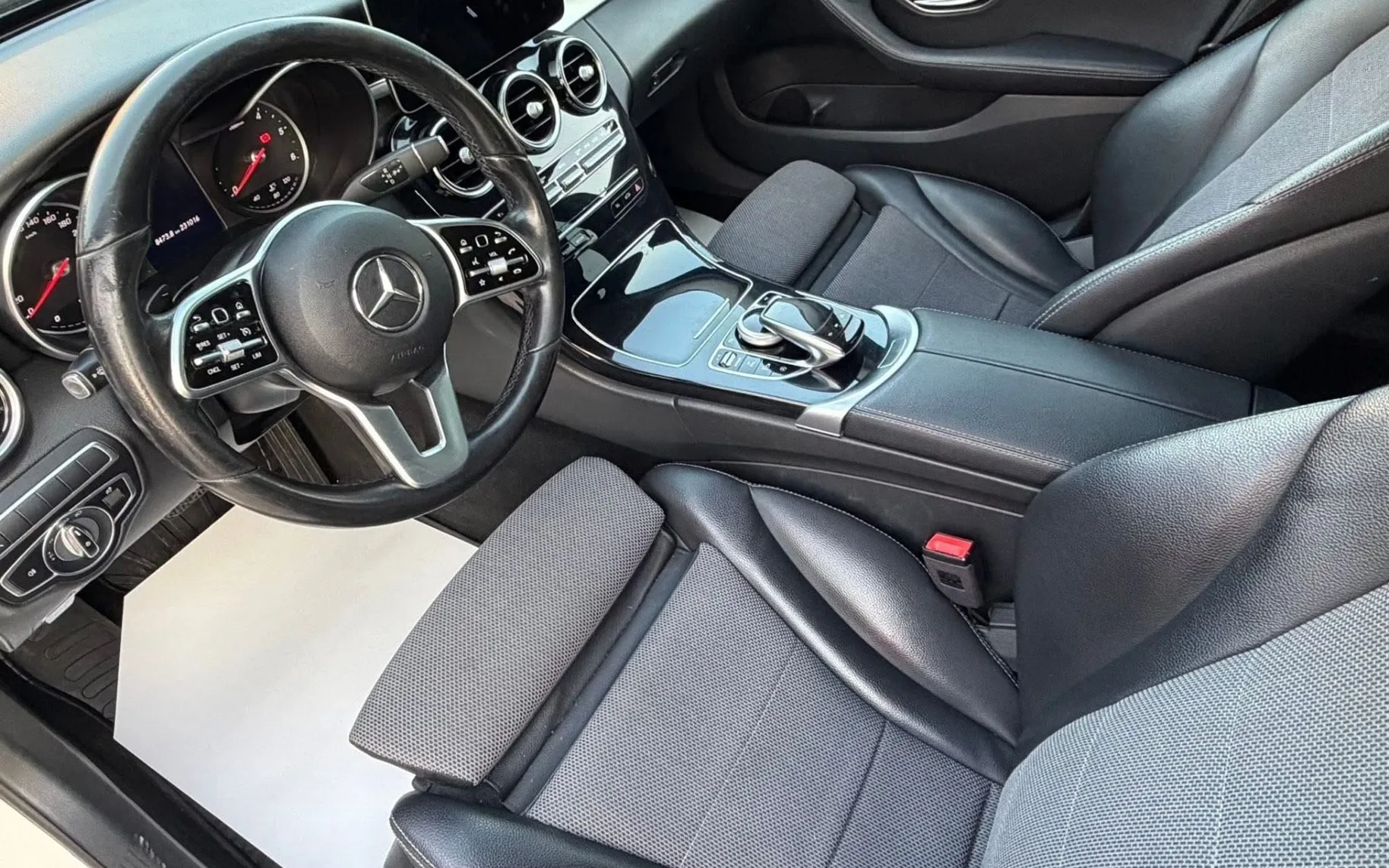 Notranja slika - Mercedes-Benz C-Razred - C 180 d T Avt. - 12