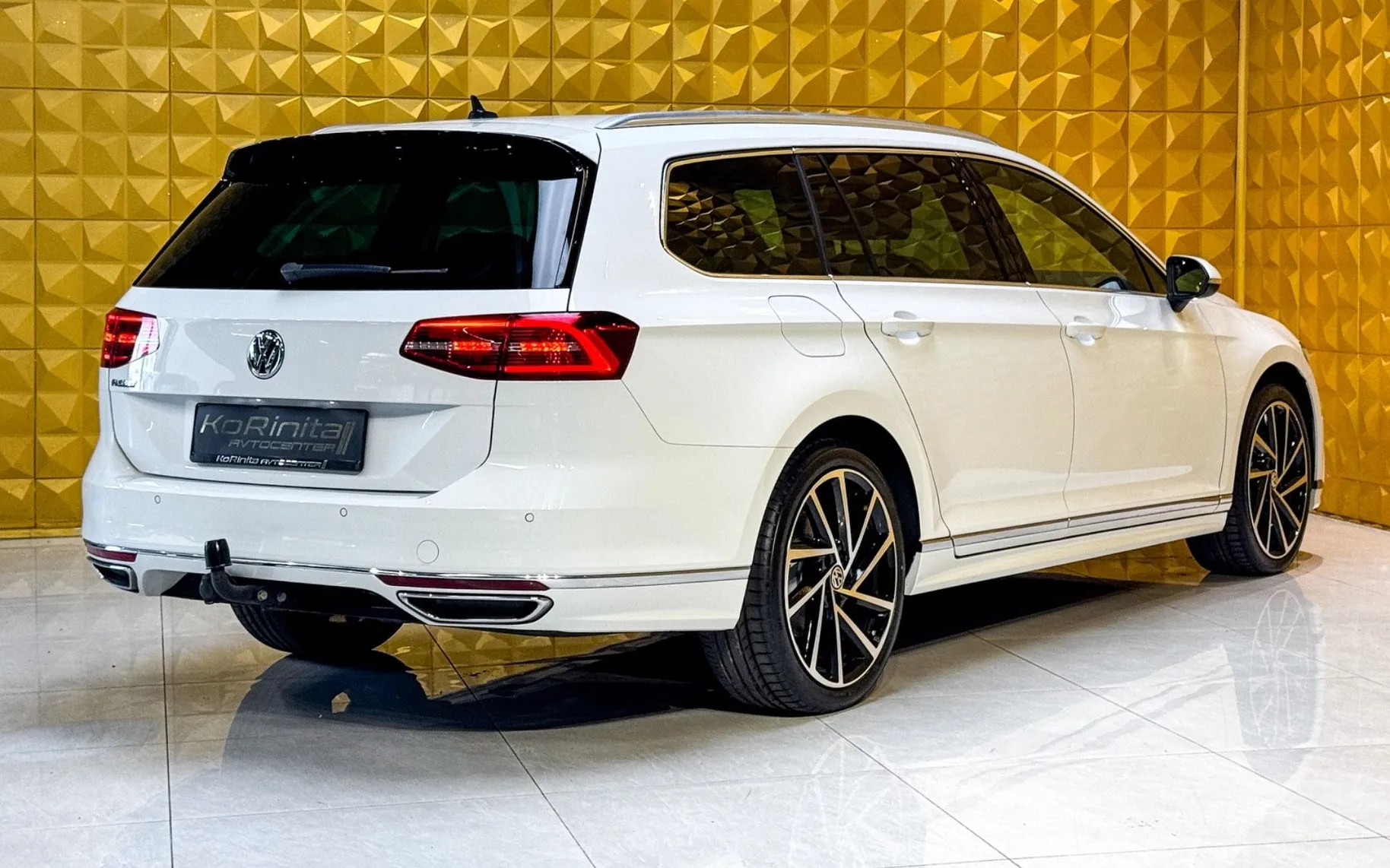 Notranja slika - Volkswagen Passat Variant - 2.0 TDI AUT.-R Line-LED-VIRTUAL-KLJUKA-KAMERA - 11