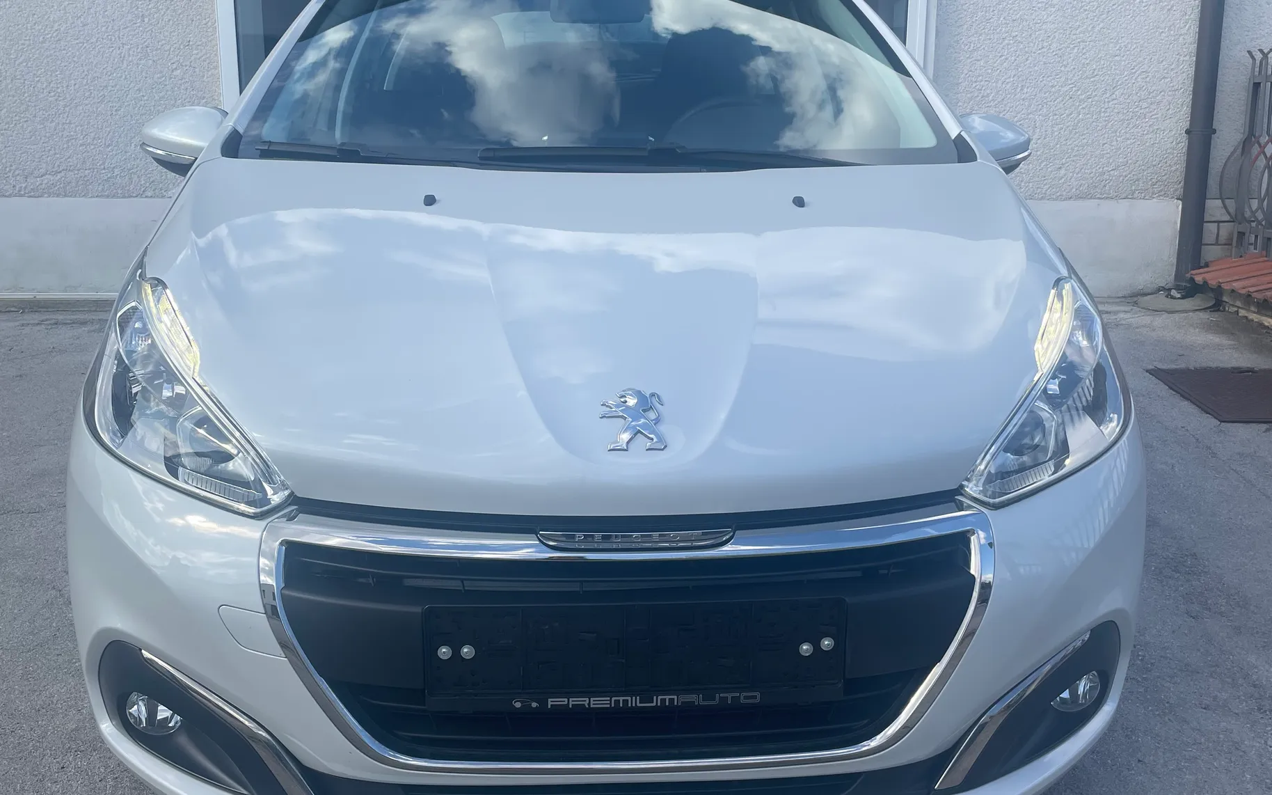 Zunanja slika - Peugeot 208 - 1.2 PureTech 82 ALLURE biserno bele barve - 5