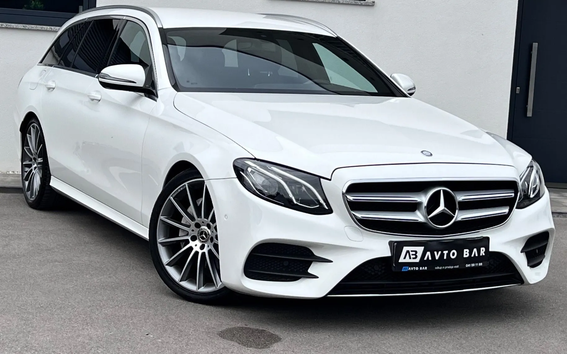 Zunanja slika - Mercedes-Benz E-Razred - 220d+AMG+LED+F1+R.KAMERA+AMBI+ALU 20 - 3