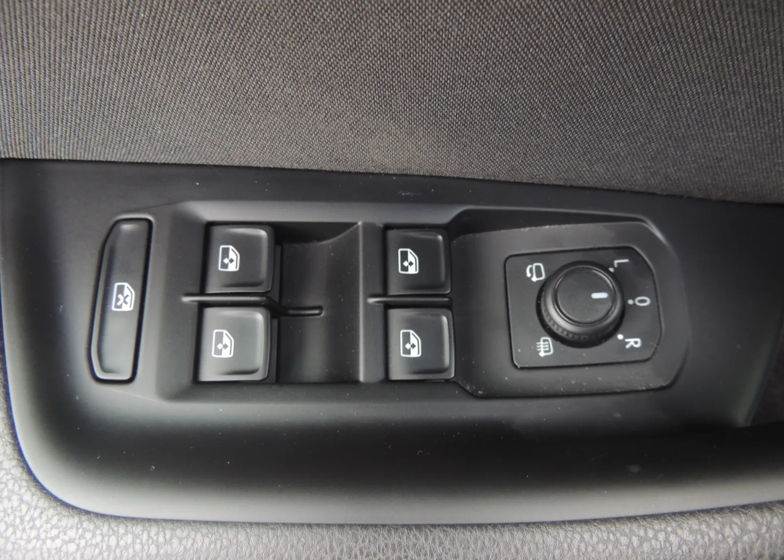 Zunanja slika - Volkswagen Passat - 1.6/TDI/ AUT./ Comfortline - 19